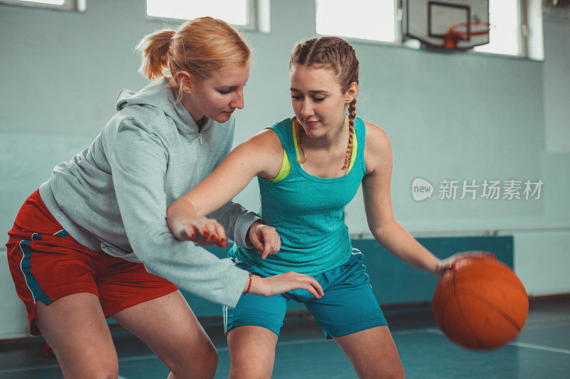 女篮球运动员打篮球