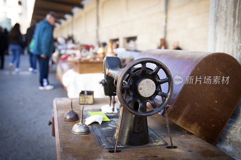 跳蚤市场上的古董缝纫机