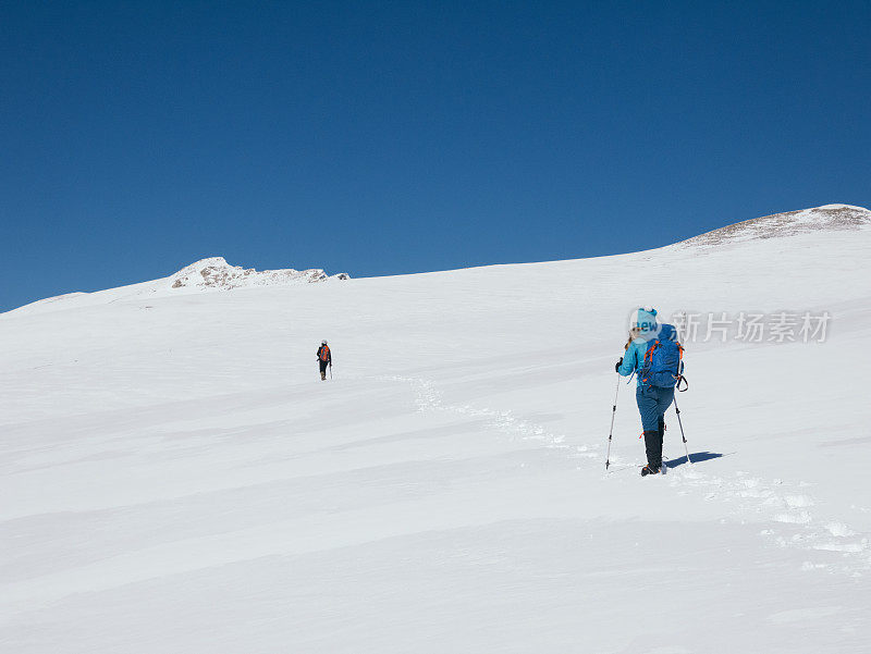 登山队员正在向这座高海拔山脉的顶峰攀登