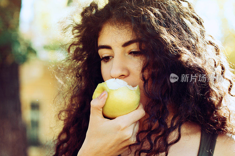 十几岁的女孩在吃苹果