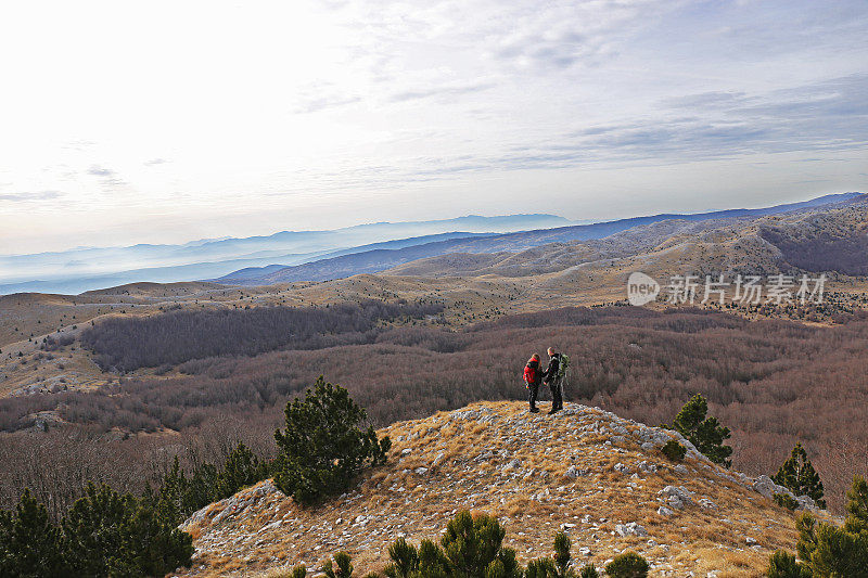 适合运动登山家夫妇在卡布利亚山的观点-波什尼和黑塞哥维那