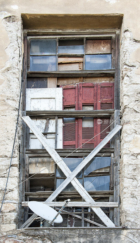 破旧的公寓窗户