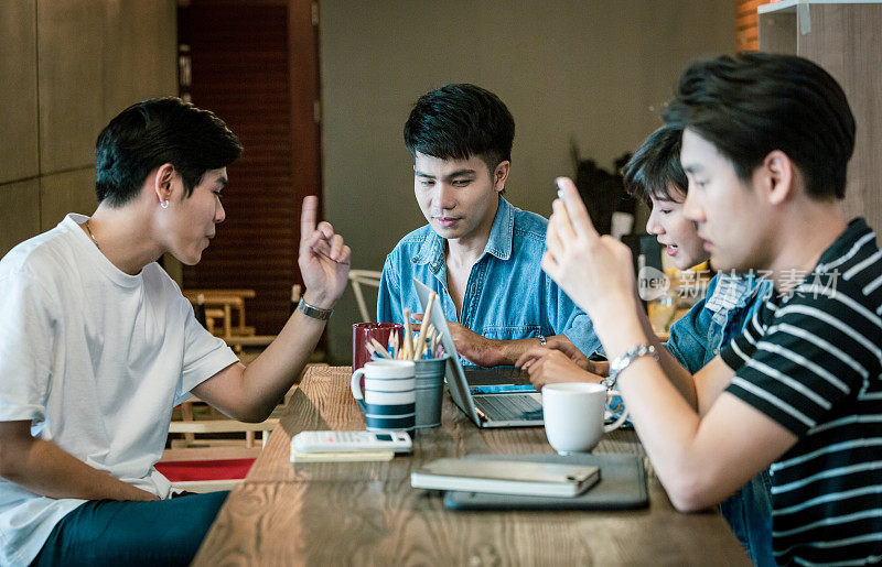 一群年轻的亚洲人和一群朋友一起聊天和工作