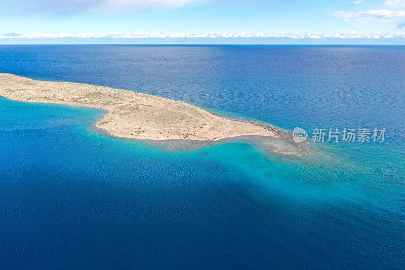 美丽的伊塞克湖鸟瞰图。吉尔吉斯斯坦著名的地方。旅游的概念