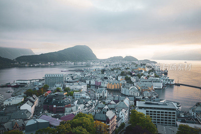 来自Fjellstua观点的Alesund