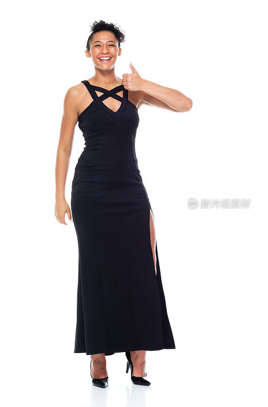 漂亮的高个子黑人女性穿着一件漂亮的黑色连衣裙-竖起大拇指