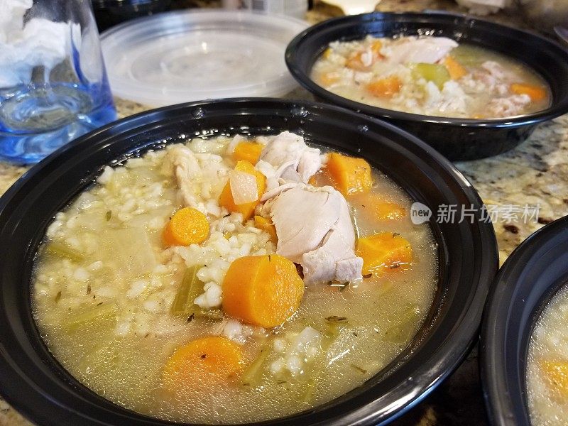 准备鸡肉和米饭