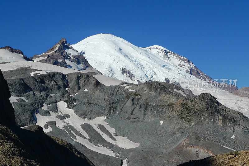 雷尼尔山和小Tahoma峰