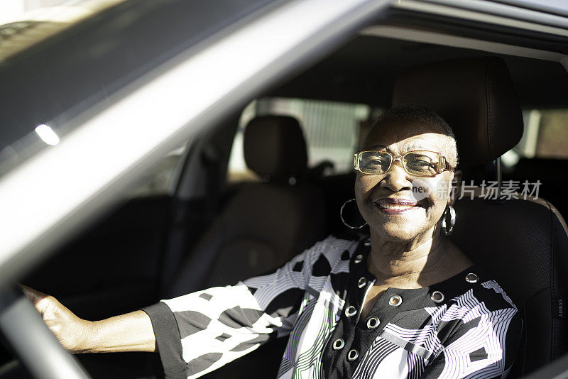 一个老妇人开车的画像