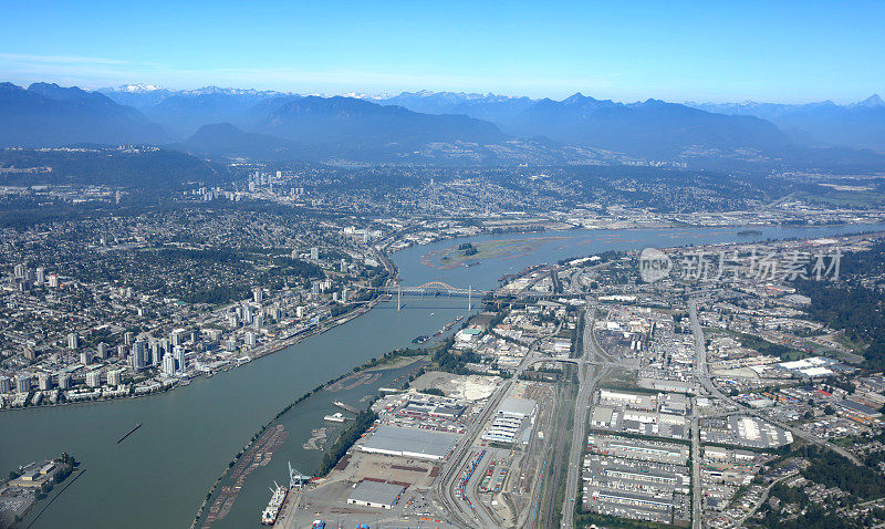 加拿大温哥华新城新威斯敏斯特和萨里之间的弗雷泽河