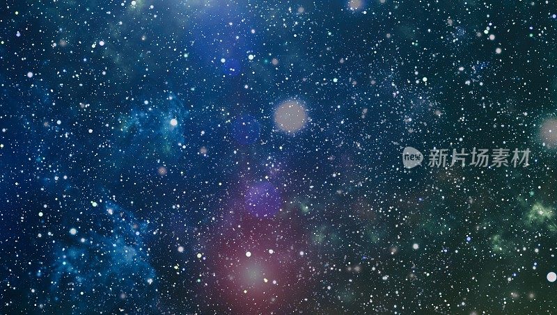 银河系的中心和宇宙中的空间尘埃，夜空布满星星