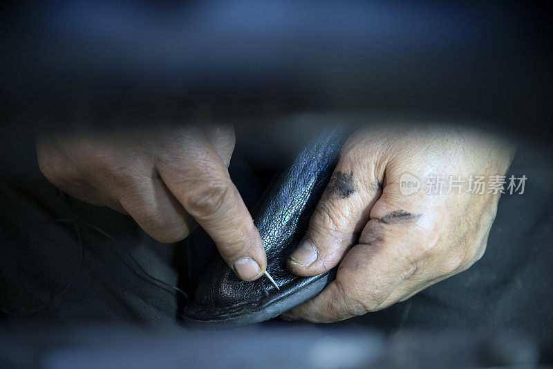 鞋匠缝制一只皮鞋