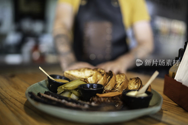 餐桌上的美食盘