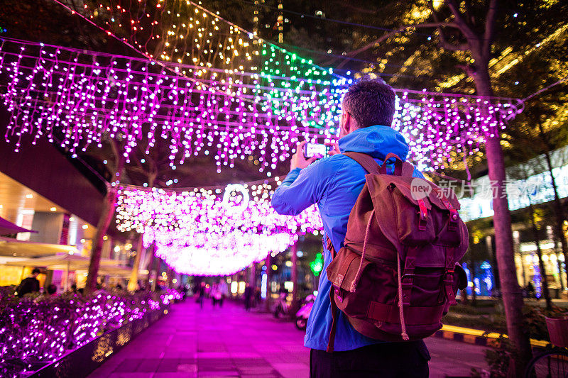 游客在台北街头拍摄圣诞装饰