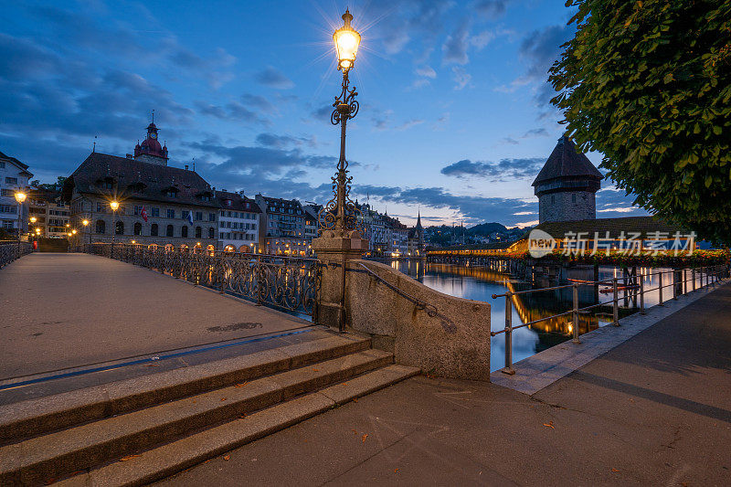 在卢塞恩教堂桥上生机勃勃的日出，瑞士的唐顿区和罗伊斯河