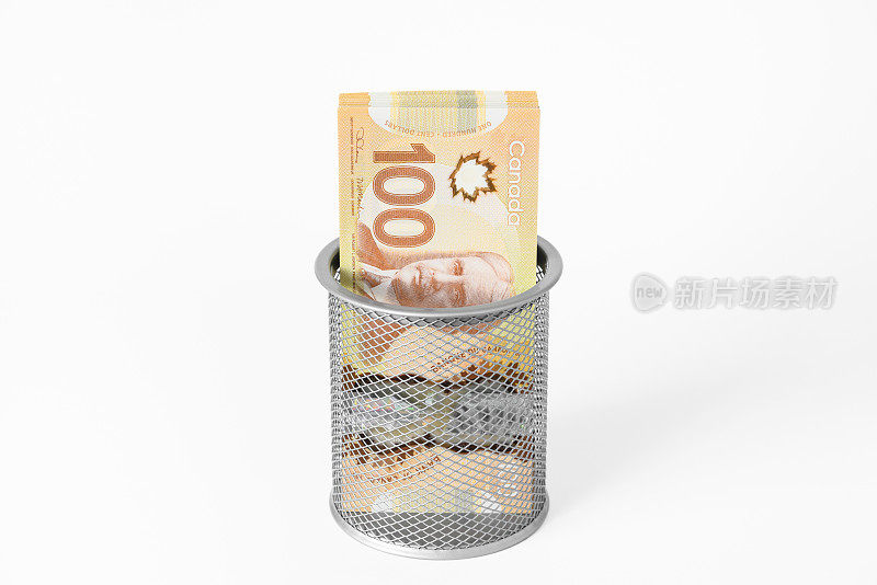 叠加拿大百元钞票在网格持有人