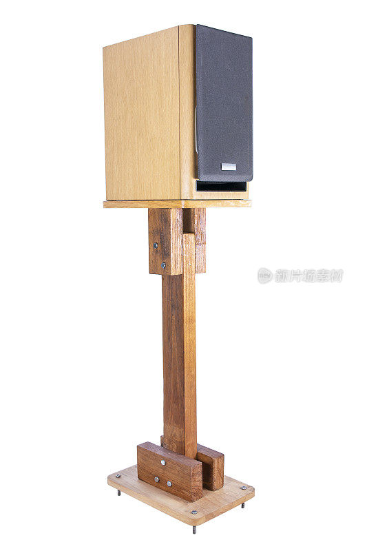 木质书架扬声器与手工木制扬声器站在白色背景隔离。木制书架上的扬声器在木制音箱架上