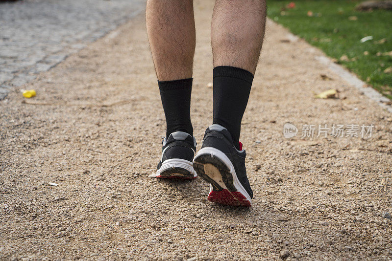 穿着运动鞋跑步的男人。