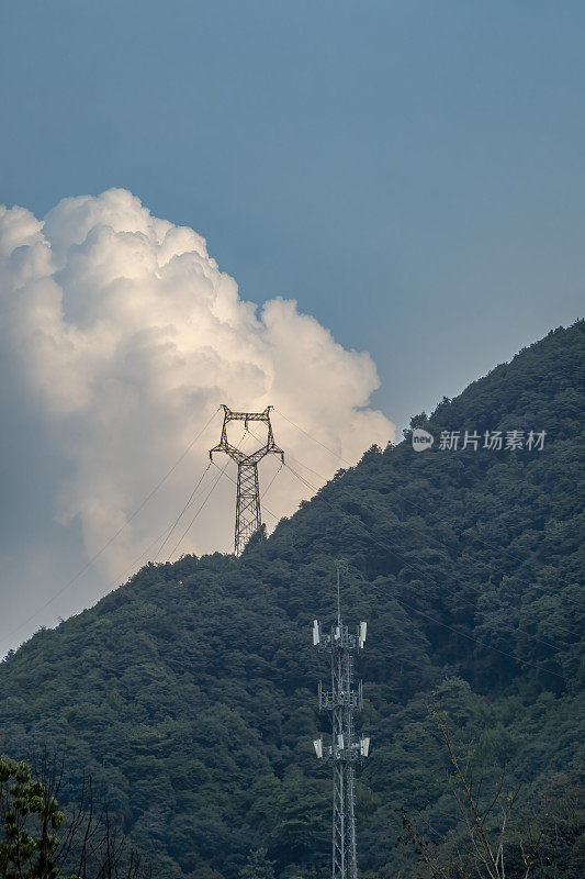 山坡上的高压输电塔