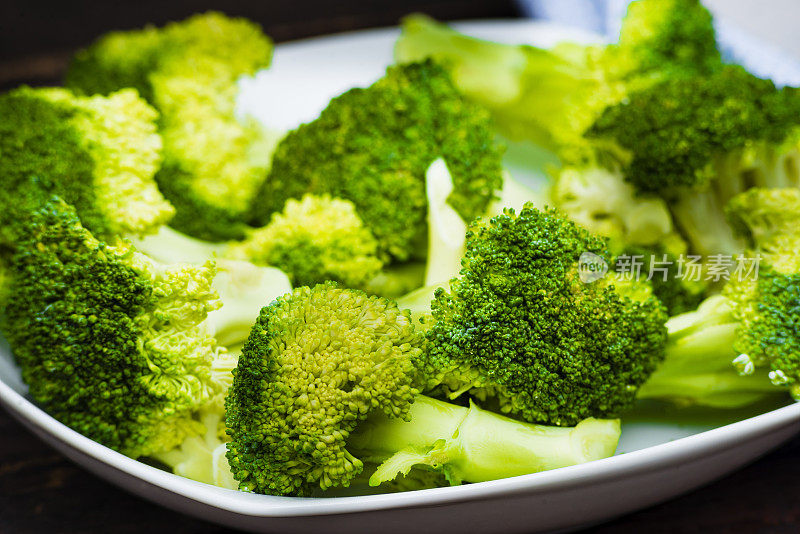 新鲜的生西兰花在水里煮