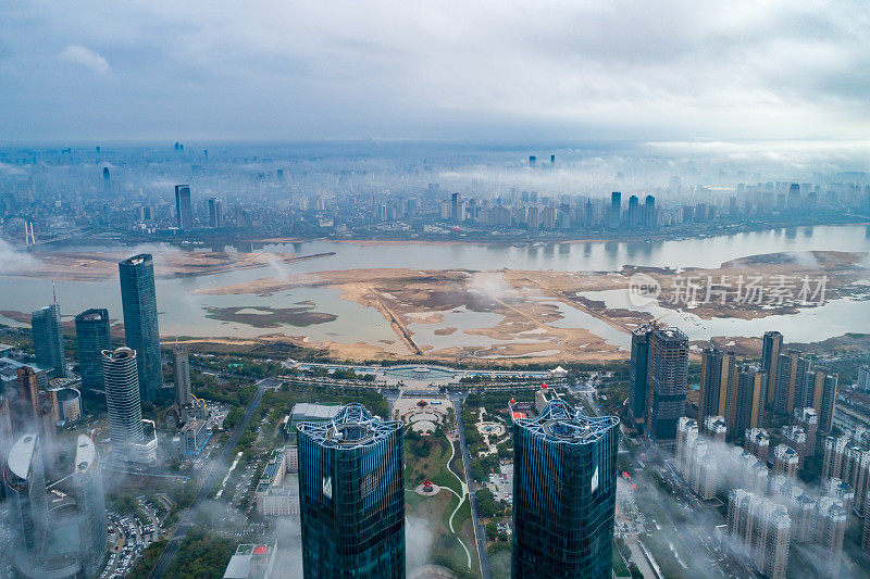 现代城市地标鸟瞰图，平流雾，上海，中国