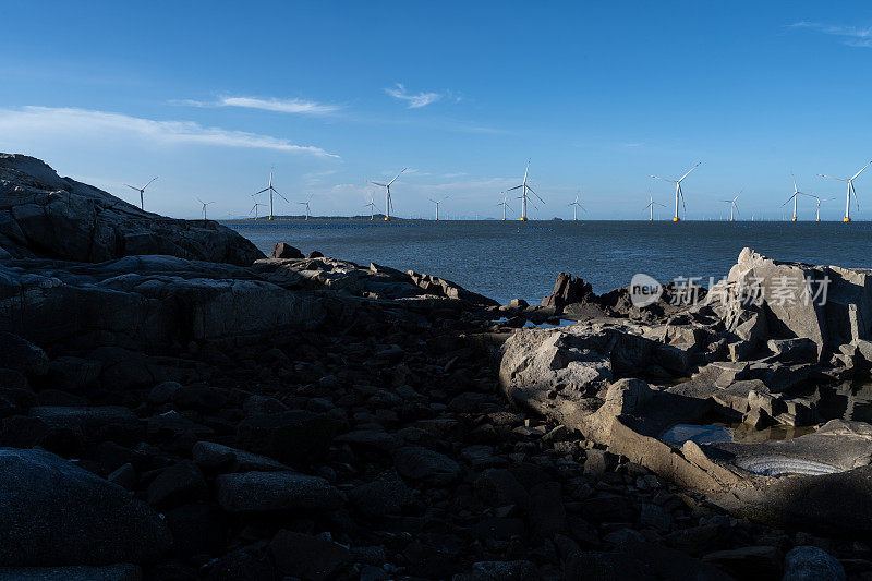 风力发电站在晴朗的天气里建在海上