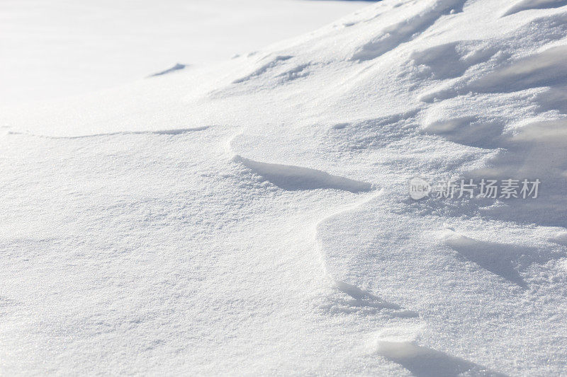 霜天里的雪堆