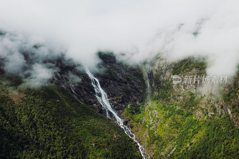 航拍的Mardalsfossen瀑布在风景秀丽的绿色山谷在挪威