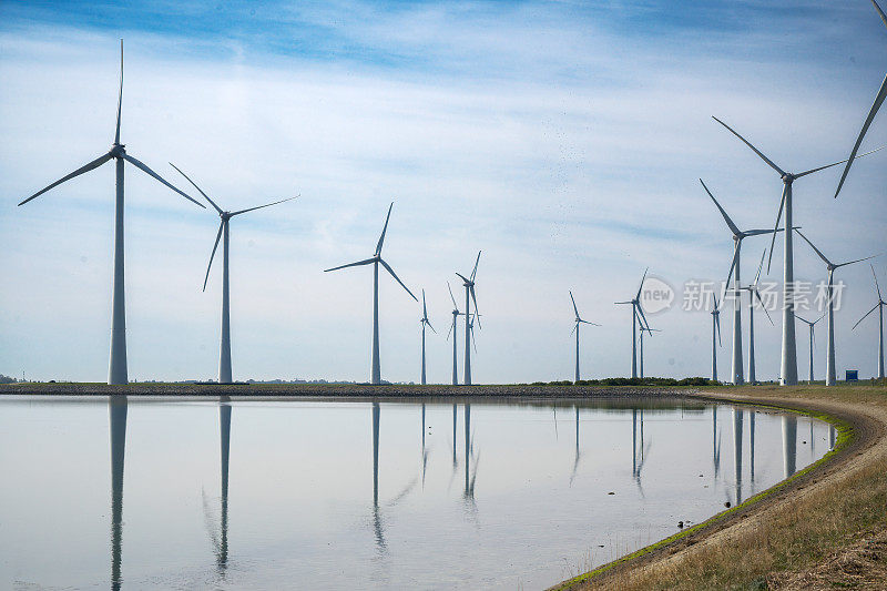 荷兰风景与风力涡轮机在泽兰，荷兰