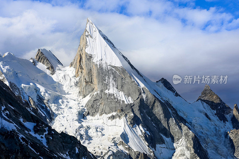 在喀喇昆仑山脉，Liala峰高6096米