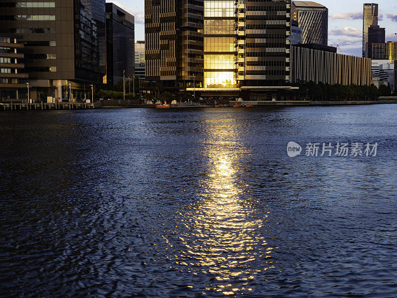 日落时的城市天际线和河流