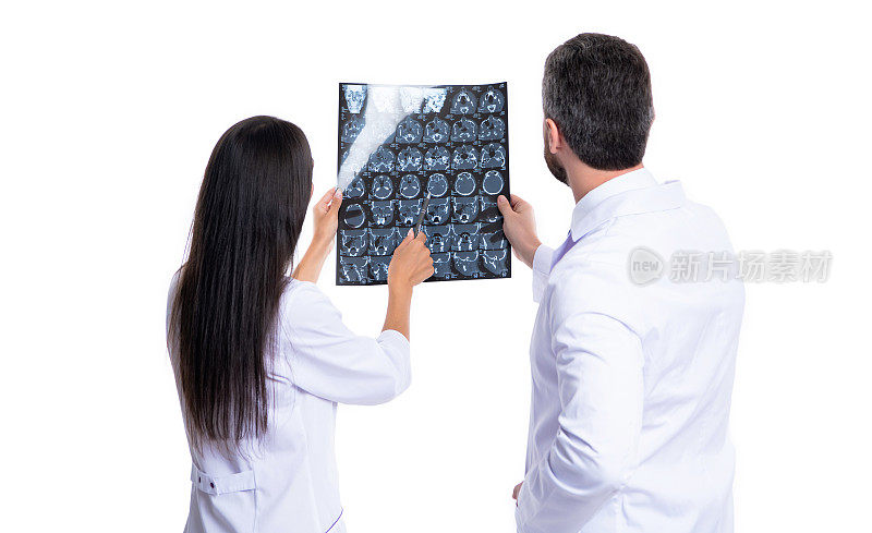 放射科医生用x光片。放射科医生看着白色的x光片