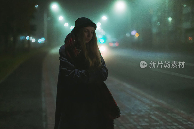 夜街上的金发女人。孤独的