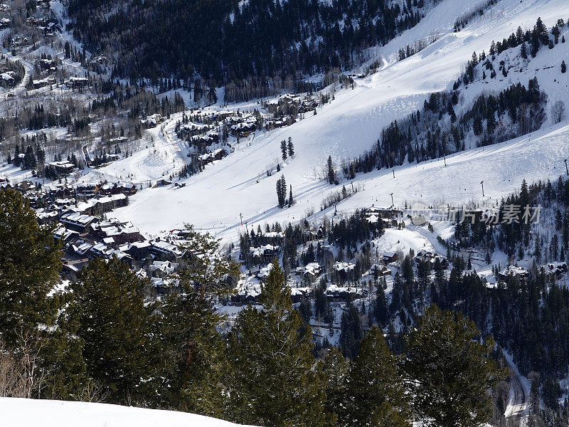 科罗拉多州阿斯彭，阿斯彭高地滑雪场基地的冬季远景。