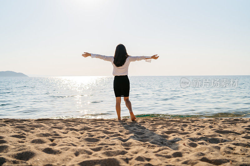 在海滩上感到轻松的年轻女子