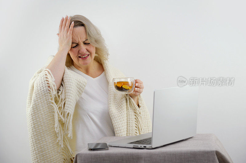 头痛的女人手捧在头上低头闭在手里桌上放着柠檬茶笔记本电脑手机扎在背上感冒感冒冠状病毒康复处方药药物