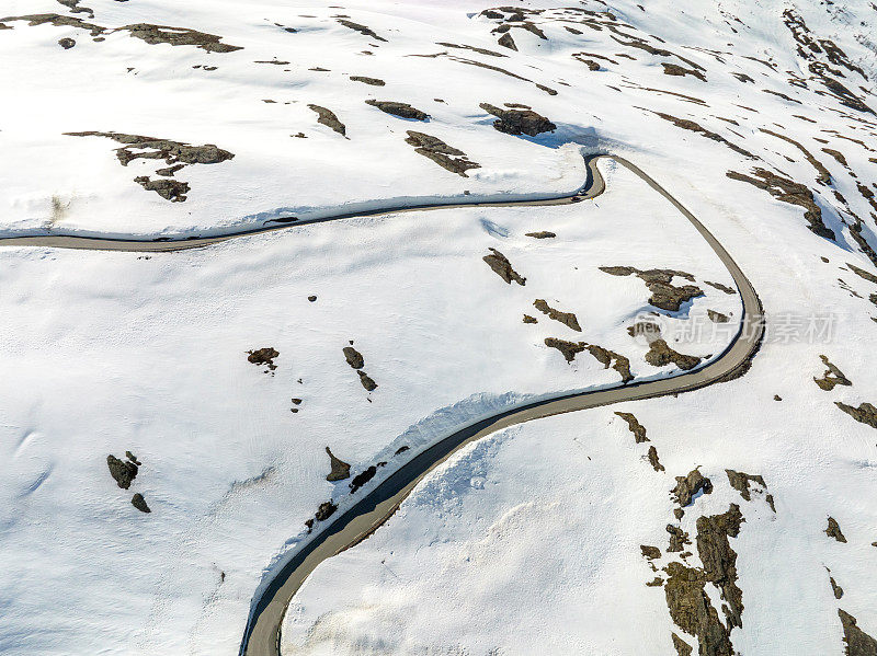 Geirangervegen雪上蜿蜒的山路鸟瞰图