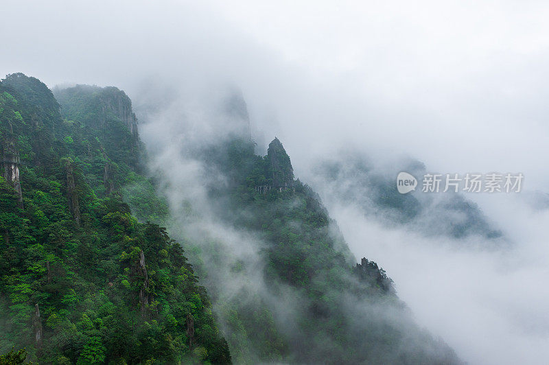 云雾笼罩着群山