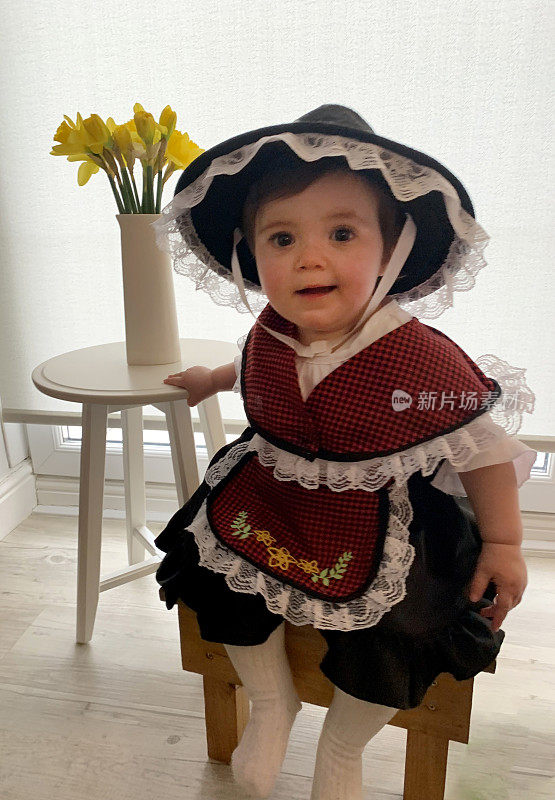 穿着传统威尔士服装的一岁小女孩