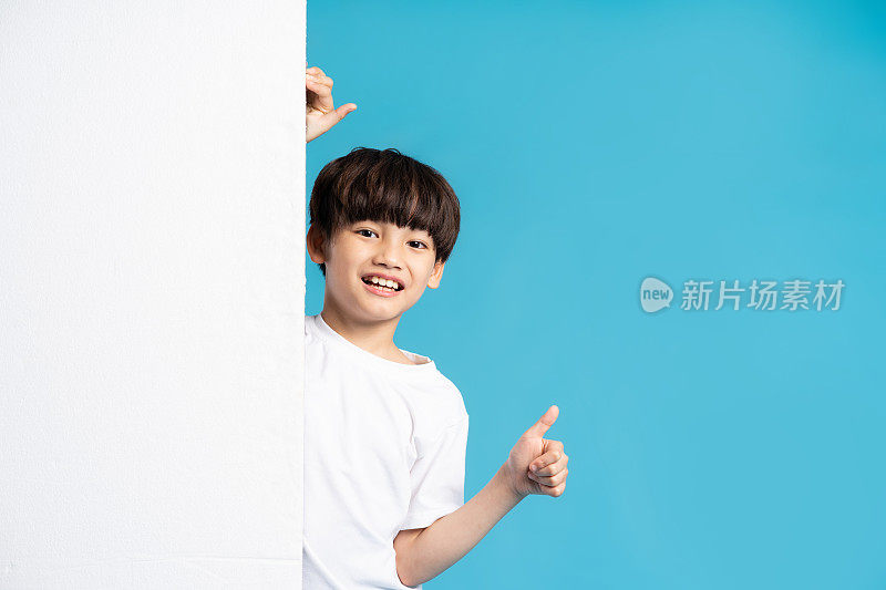 蓝色背景上的亚洲男孩肖像