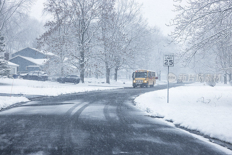 暴风雪中的校车停在郊区街道上