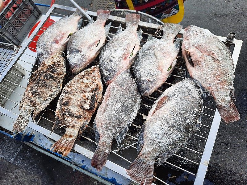 烤罗非鱼-曼谷街头的小贩。