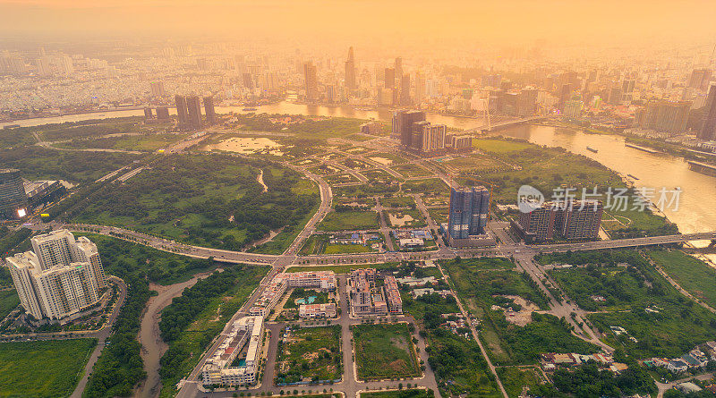 越南胡志明市鸟瞰图，这里有发展中的建筑、交通、能源电力基础设施。金融和商业中心。日落至夜。