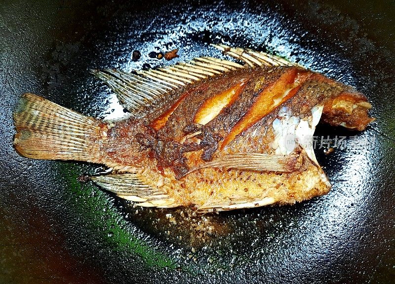 油炸罗非鱼的烹调方法。