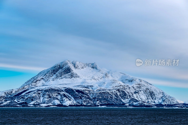 挪威，诺德兰，挪威海上的蓝时雪山