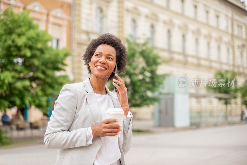 中年妇女打电话的肖像