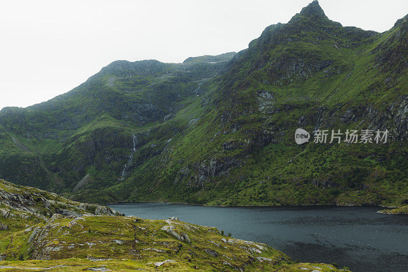 罗浮敦群岛上被绿色山峰环绕的山湖风景