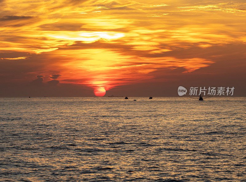 越南中部广南省海上灿烂的日出