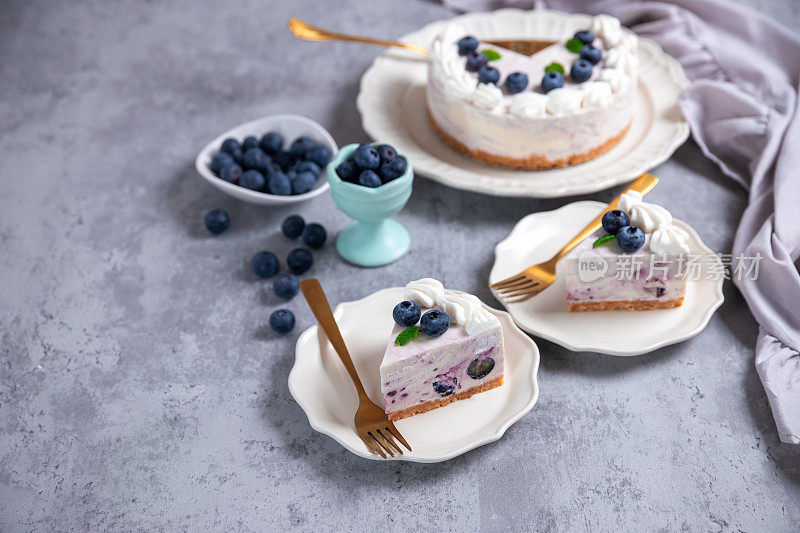不要在混凝土背景上烤蓝莓芝士蛋糕