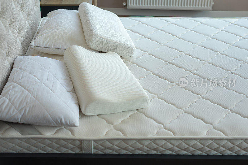 舒适的床，柔软的白色床垫和枕头